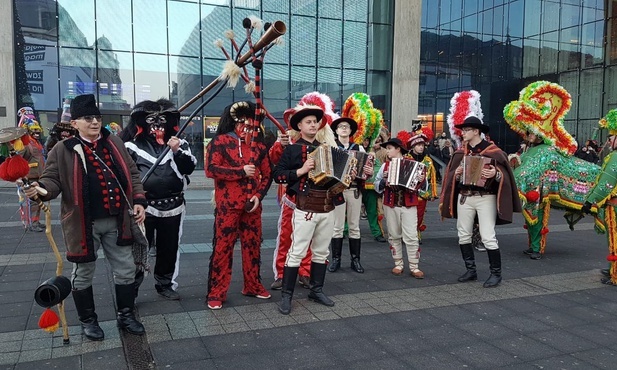 Katowice. Ulicami miasta przeszły tradycyjne grupy obrzędowo-kolędnicze z Żywca i Milówki [ZDJĘCIA]