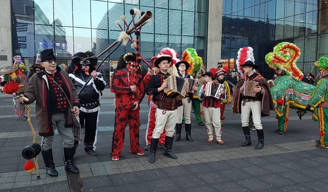 Katowice. Ulicami miasta przeszły tradycyjne grupy obrzędowo-kolędnicze z Żywca i Milówki [ZDJĘCIA]