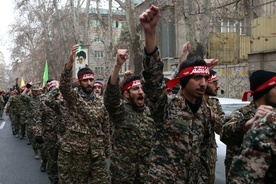 Członkowie jednej z paramilitarnych irańskich bojówek podzcas protestów
