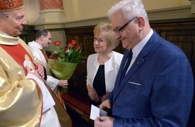 W imieniu członków stowarzyszenia Teresa Połeć i wiceprezes Jerzy Skórkiewicz złożyli bp. Henrykowi Tomasikowi życzenia z okazji urodzin, imienin oraz 27. rocznicy sakry biskupiej.