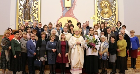 Uczestnicy spotkania z bp. Piotrem Turzyńskim.