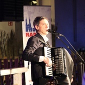 Maciej Miecznikowski zapraszał do wspólnego śpiewania.