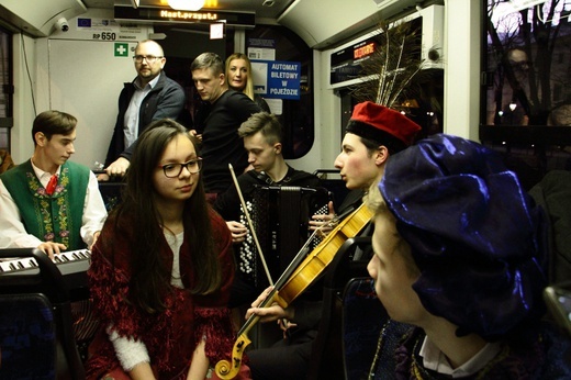 Kolędowanie z metropolitą krakowskim w tramwaju MPK 2020