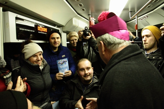 Kolędowanie z metropolitą krakowskim w tramwaju MPK 2020