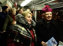 Abp Marek Jędraszewski trzeci raz kolędował z mieszkańcami Krakowa, jeżdżąc świątecznym tramwajem MPK