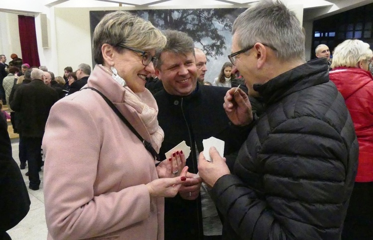 Małżonkowie Domowego Kościoła podczas spotkania opłatkowego w parafii św. Stanisława w Andrychowie.