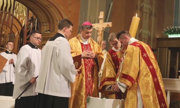 Bp Roman Pindel przewodniczy liturgii Wigilii Paschalnej w katedrze.