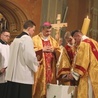 Bp Roman Pindel przewodniczy liturgii Wigilii Paschalnej w katedrze.