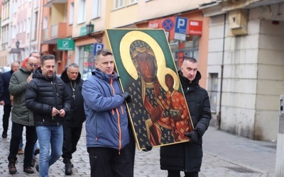 Grupę prowadziła ikona Matki Bożej Częstochowskiej.