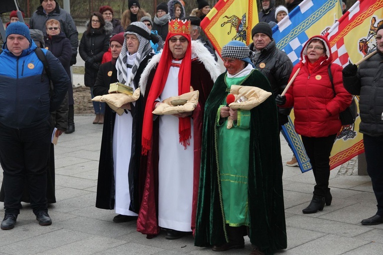 Orszak w Nowej Dębie