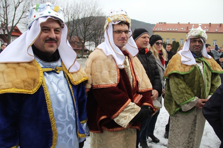 W Tymbarku Trzej Królowie i proboszcz przynieśli dary dla wszystkich dzieci