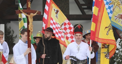 Cisieckie orszaki zakończyły wędrówkę w kościele parafialnym, w słynnej świątyni, która kiedyś powstała w ciągu jednej doby.