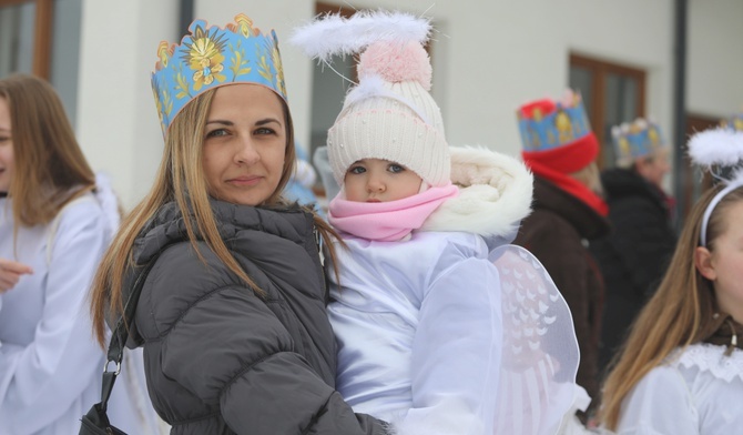 I mali, i duzi, wyruszyli do kościoła, a w drodze ogłaszali betlejemskie cuda.