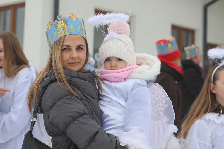 I mali, i duzi, wyruszyli do kościoła, a w drodze ogłaszali betlejemskie cuda.