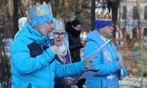 Od lewej: Tadeusz Kostoń, Małgorzata Sikora i ks. proboszcz Stanisław Filapek na czele jaworzańskiego orszaku.