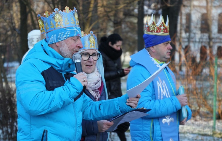 Od lewej: Tadeusz Kostoń, Małgorzata Sikora i ks. proboszcz Stanisław Filapek na czele jaworzańskiego orszaku.