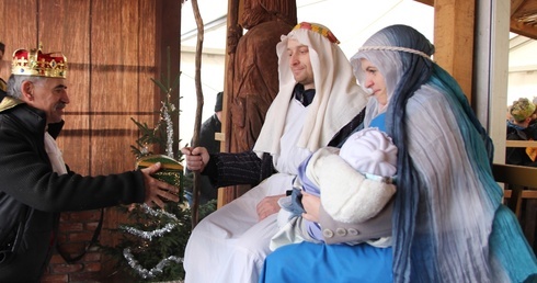 Orszak Trzech Króli 2020 w Nadolicach Wielkich i Małych. Z roku na rok piękniejszy