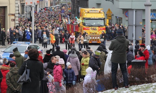 Rzesza uczestników 9. Orszaku Trzech Króli w Bielsku-Białęj wchodzi na Wzgórze.