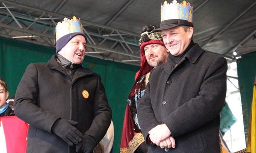 Bp Roman Pindel i prezydent Bielska-Białej Jarosław Klimaszewski na orszakowej scenie w Bielsku-Białej.