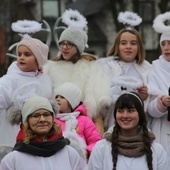 Do marszu zagrzewały radosne anioły.