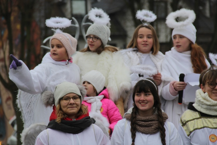 Do marszu zagrzewały radosne anioły.