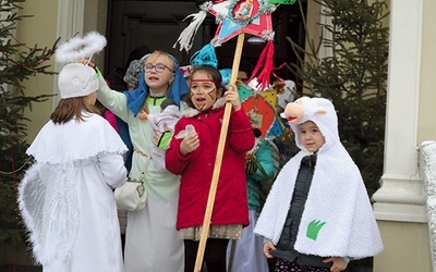 ▲	Mali kolędnicy z Hałcnowa ruszają na trasę.