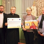 ◄	Od lewej: Adam Ruśniak, ks. Zygmunt Siemianowski, Agata Ruśniak i Bogusław Puchalik z rady parafialnej w Starym Bielsku.