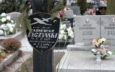 ▲	Nagrobek ks. Tadeusza na legnickim cmentarzu komunalnym.