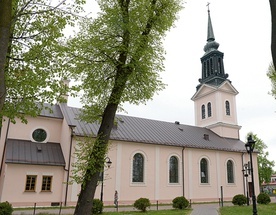 ◄	Obecna świątynia jest piątą w dziejach miasta. Ale już pierwsza, z czasów króla Władysława Jagiełły, nosiła tytuł Świętego Krzyża.