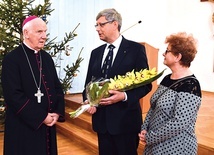 ▲	Państwo Stolarczykowie ze Spotkań Małżeńskich przywitali biskupa kwiatami.