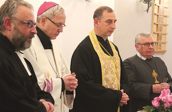 ▲	Dzięki wysiłkom księdza infułata Wacława Jezuska od ponad 30 lat jest kontynuowana tradycja takich spotkań.  Na zdjęciu: bp Piotr Libera wraz z duchownymi: ewangelickim, prawosławnym i mariawickim.
