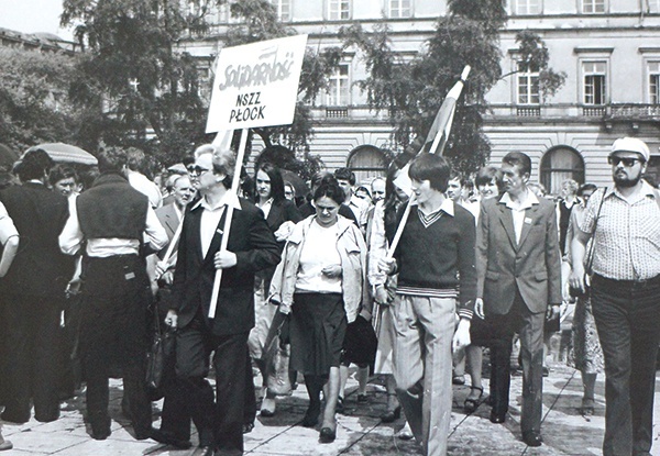 ▼	W ostatnim pożegnaniu nie mogło zabraknąć przedstawicieli płockiej Solidarności.