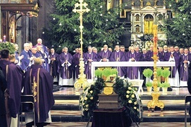 W uroczystościach pogrzebowych ks. prał. Szczęsnego uczestniczyło wielu kapłanów, a zasługi gospodarcze ks. Czesława doceniło wiele osób, parafii i instytucji. 