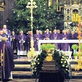 W uroczystościach pogrzebowych ks. prał. Szczęsnego uczestniczyło wielu kapłanów, a zasługi gospodarcze ks. Czesława doceniło wiele osób, parafii i instytucji. 
