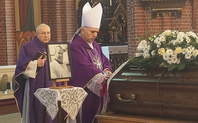 Bp Andrzej Iwanecki i ks. Józef Kusche przy trumnie śp. Józefa.