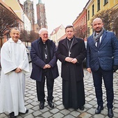 Brat Alois, abp Cesare Nosiglia z Turynu, który będzie gościł ESM za rok, abp Józef Kupny i prezydent Wrocławia Jacek Stryk.