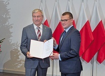 ▲	Akt nadania odebrał wójt Piątku Krzysztof Lisiecki.