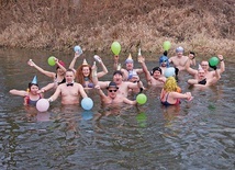 ▲	Pożegnali stary i przywitali nowy rok, morsując.