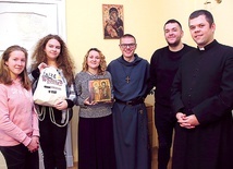 ▲	Julia, Sara, Małgosia, br. Franciszek, Mateusz, ks. Tomasz przekonują, że ESM jest szansą, by młodzi Europy rozmawiali  ze sobą o Bogu.