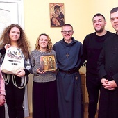 ▲	Julia, Sara, Małgosia, br. Franciszek, Mateusz, ks. Tomasz przekonują, że ESM jest szansą, by młodzi Europy rozmawiali  ze sobą o Bogu.