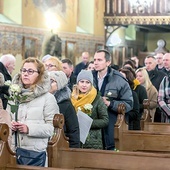 Msza św. rozpoczęła się procesją, podczas której wszyscy złożyli przed ołtarzem białe róże  jako znak gotowości  do zawierzenia.