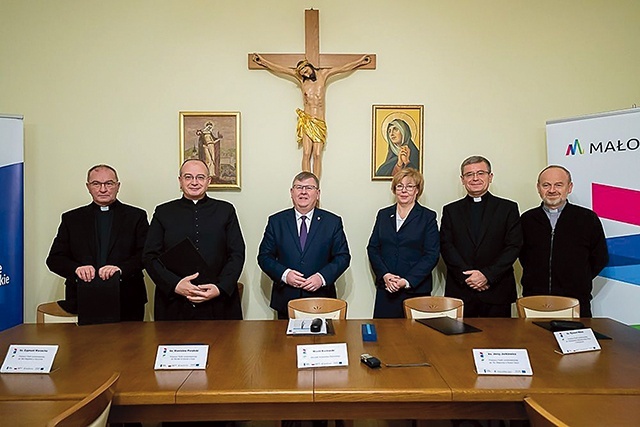 Umowę w sprawie przekazania pieniędzy podpisał marszałek Witold Kozłowski.