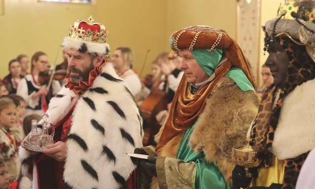 Żywieccy Trzej Królowie złożyli dary dwukrotnie: przy żłóbku na miejskim Rynku, a wcześniej także przynieśli dary ołtarza podczas Eucharystii w kościele.