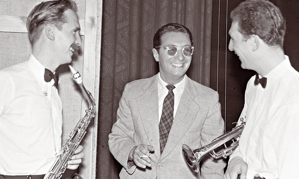 Leopold Tyrmand (w środku) z muzykami na Festiwalu Jazzowym. Sopot 1957.