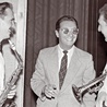 Leopold Tyrmand (w środku) z muzykami na Festiwalu Jazzowym. Sopot 1957.