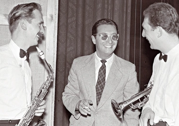 Leopold Tyrmand (w środku) z muzykami na Festiwalu Jazzowym. Sopot 1957.