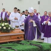 Modlitwom nad grobem ks. Sławomira Graniecznego w Pogwizdowie przewodniczył bp Piotr Greger.