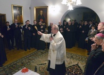 Ks. Mirosław Nowak, proboszcz parafii pw. św. Jana, pobłogosławił mieszkanie ordynariusza.