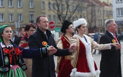 Niektórzy uczniowie zatańczyli w strojach ludowych.