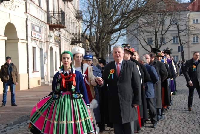 Polonez maturzystów na łowickim rynku